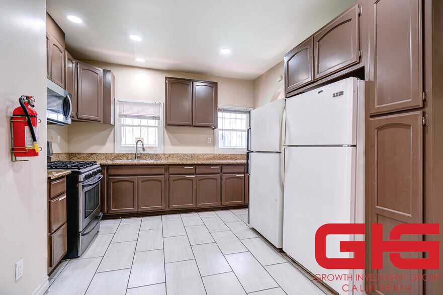 More Photos Of 1234 W 37th Dr, Los Angeles Multifamily For Sale