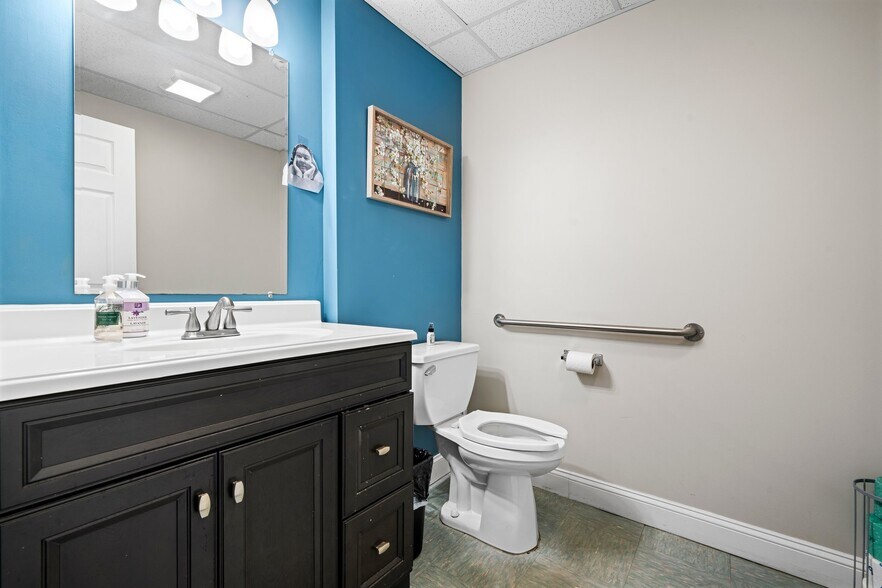 More Photos Of 1 Commons Dr, Londonderry Medical For Lease