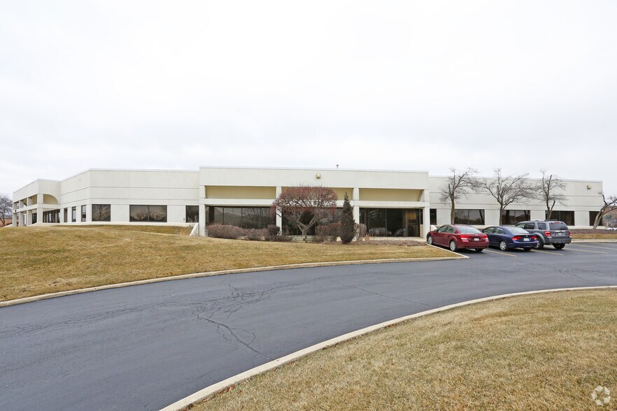 More Photos Of 818-890 Oak Creek Dr, Lombard Showroom For Lease
