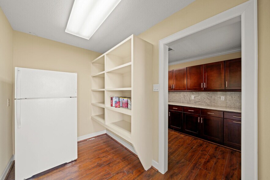 More Photos Of 1707 Bernie Ave, Rosenberg Office For Sale