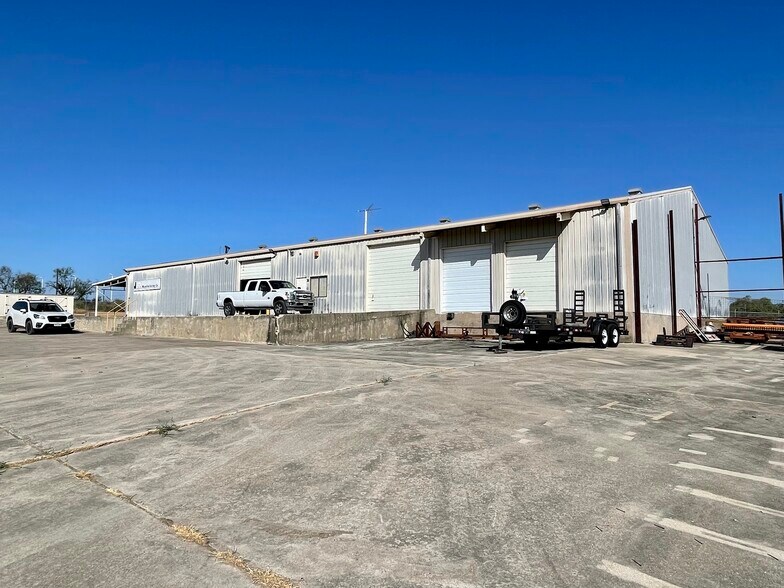 More Photos Of 161 County Road 777, Devine Industrial For Sale