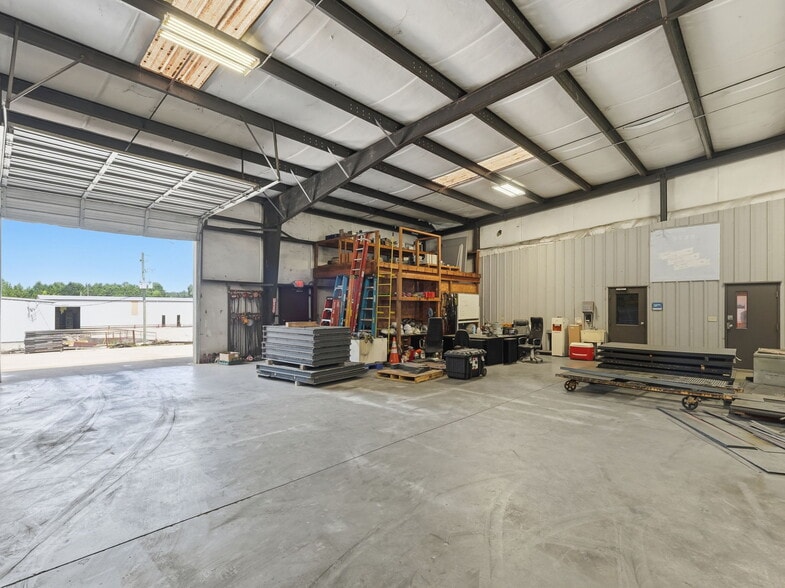 More Photos Of 112 Corporate Park East Dr, Lagrange Warehouse For Lease