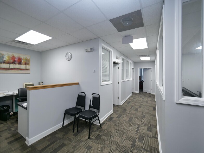 More Photos Of 7300 N Cicero Ave, Lincolnwood Loft Creative Space For Sale