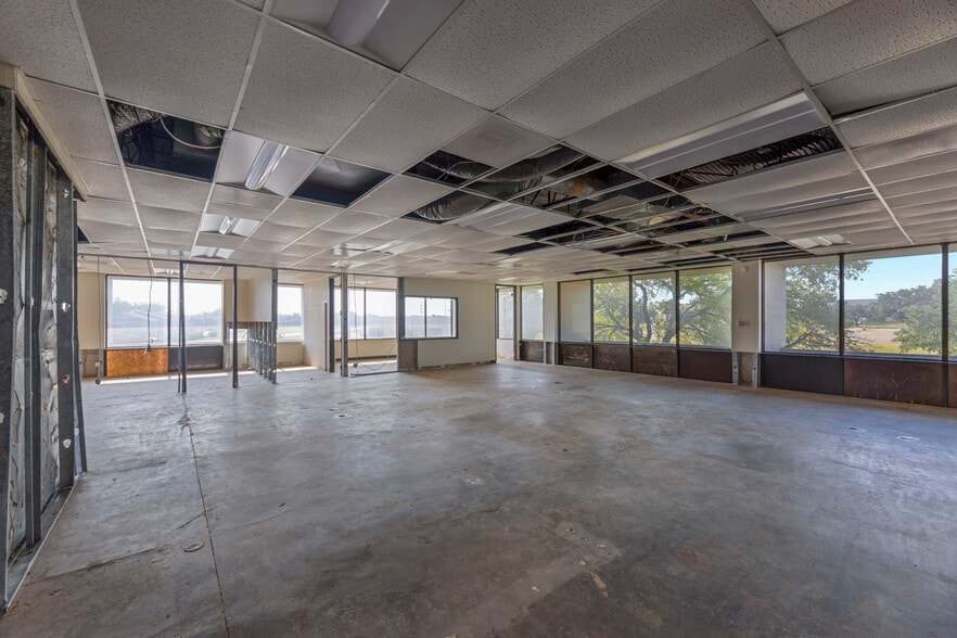 More Photos Of 4221 S Walton Walker Blvd, Dallas Office For Sale