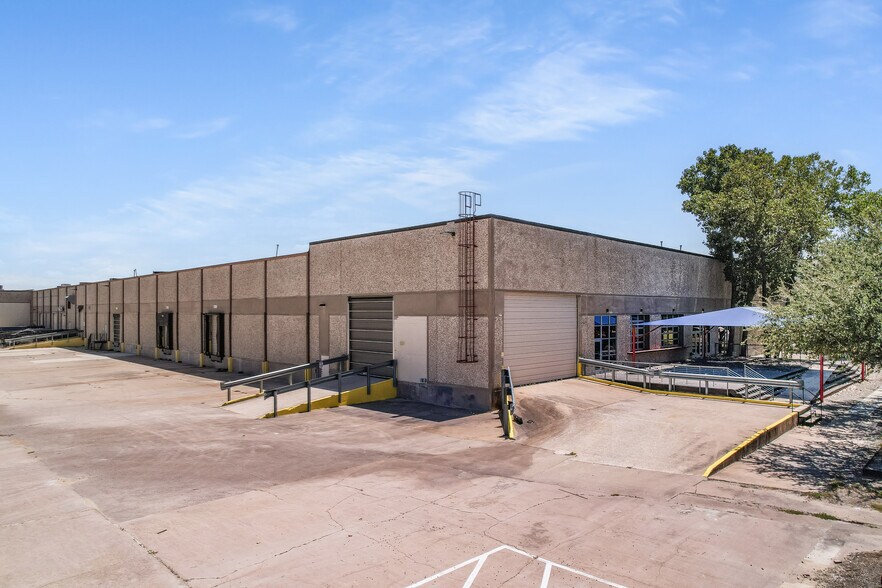 More Photos Of 10420 Metric Blvd, Austin Warehouse For Lease