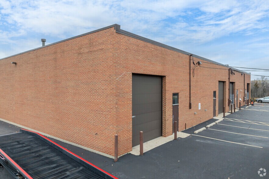 More Photos Of 3501 Woodhead Dr, Northbrook Warehouse For Lease