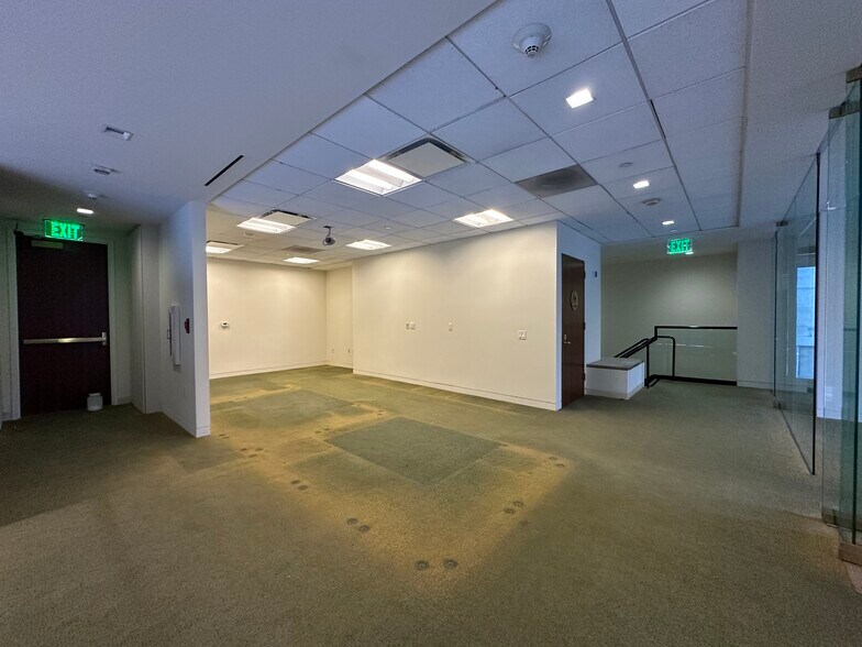 More Photos Of 888 S Figueroa St, Los Angeles Office For Lease