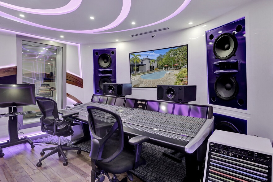 More Photos Of 430 Ne 121st St, Biscayne Park Movie Radio TVStudio For Sale