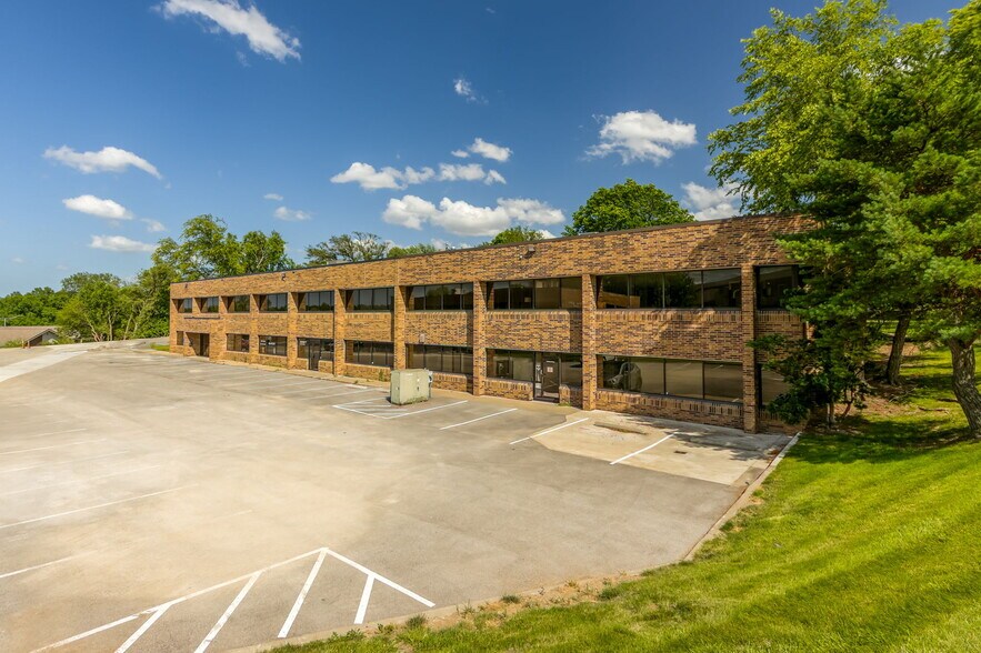More Photos Of 2850 NE Kendallwood Pky, Kansas City Loft Creative Space For Sale