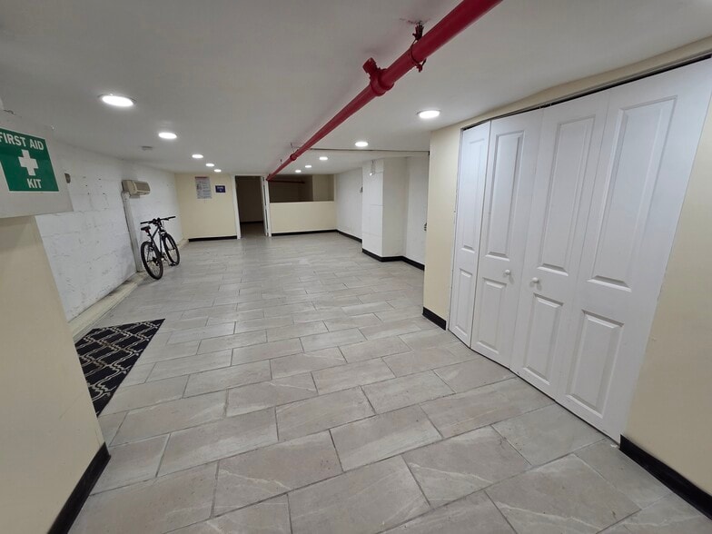 More Photos Of 4912-4922 30th Ave, Woodside Storefront Retail Office For Lease