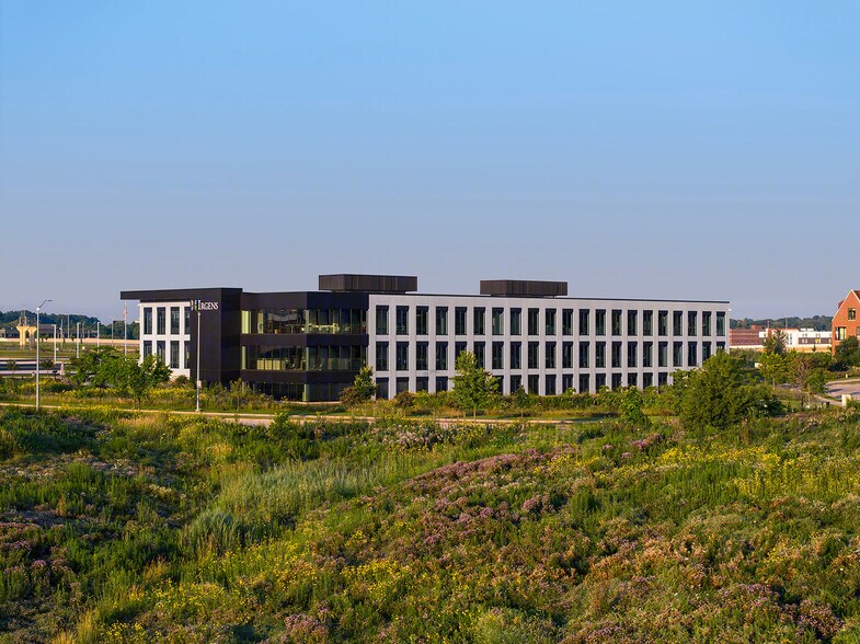 More Photos Of 1401 Discovery Pky, Milwaukee Office For Lease