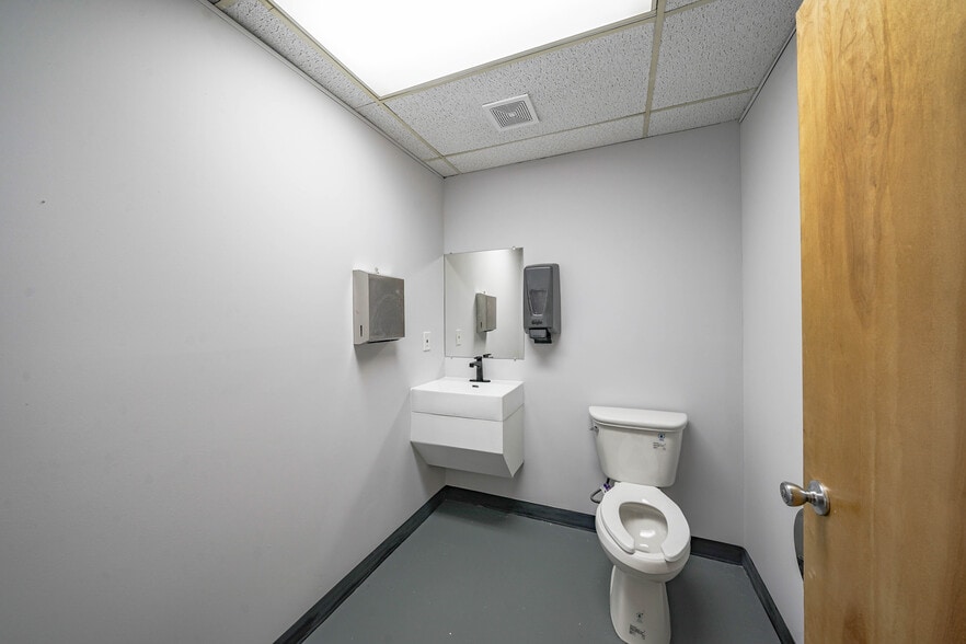 More Photos Of 8023 Malcolm Rd, Clinton Medical For Lease