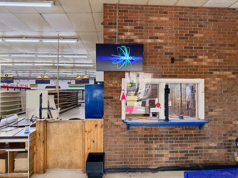 More Photos Of 881 S Walnut St, Bernie Storefront For Sale