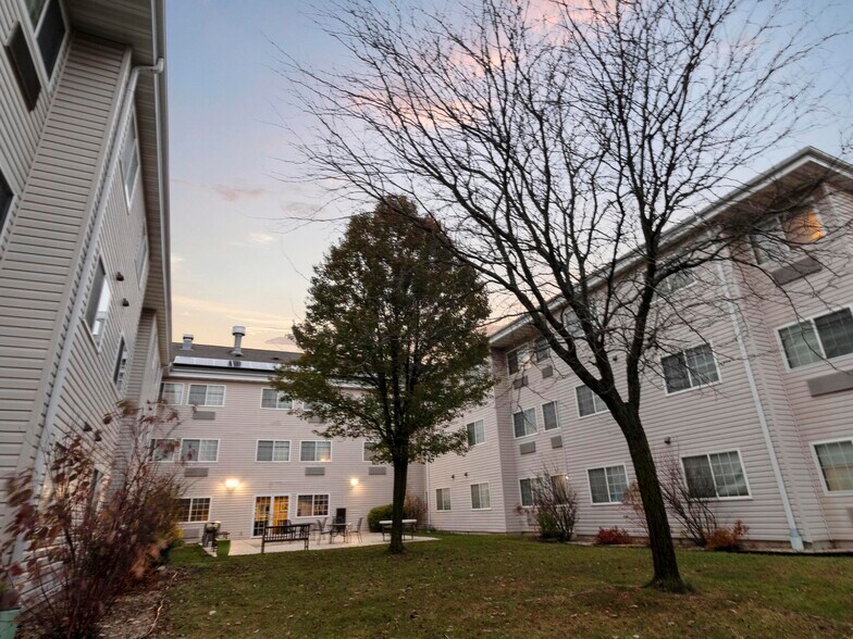 More Photos Of 1001 W College, Oak Creek Hotel For Sale
