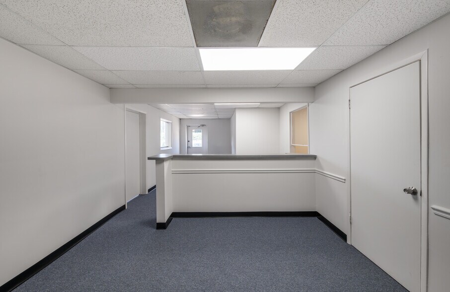More Photos Of 6805 Stuart Ln S, Jacksonville Warehouse For Lease