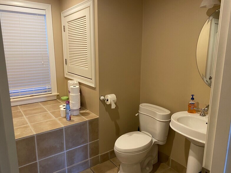 More Photos Of 7 Main St, North Kingstown Storefront Retail Office For Lease