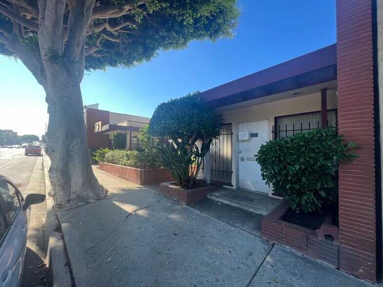 More Photos Of 7121 W Manchester Ave, Los Angeles Medical For Lease