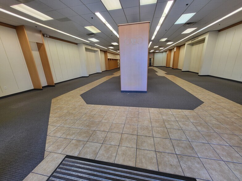 More Photos Of 3201 Lusk Dr, Neosho Storefront For Lease