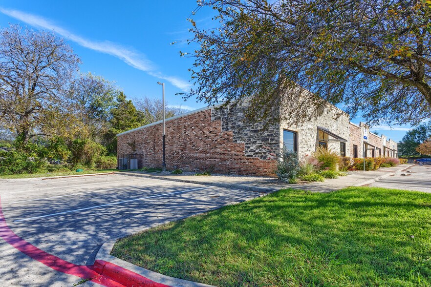 More Photos Of 595-605 E US Highway 80 E, Sunnyvale Research And Development For Lease