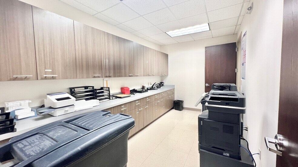 More Photos Of 8800 Roswell Rd, Sandy Springs Office For Sale