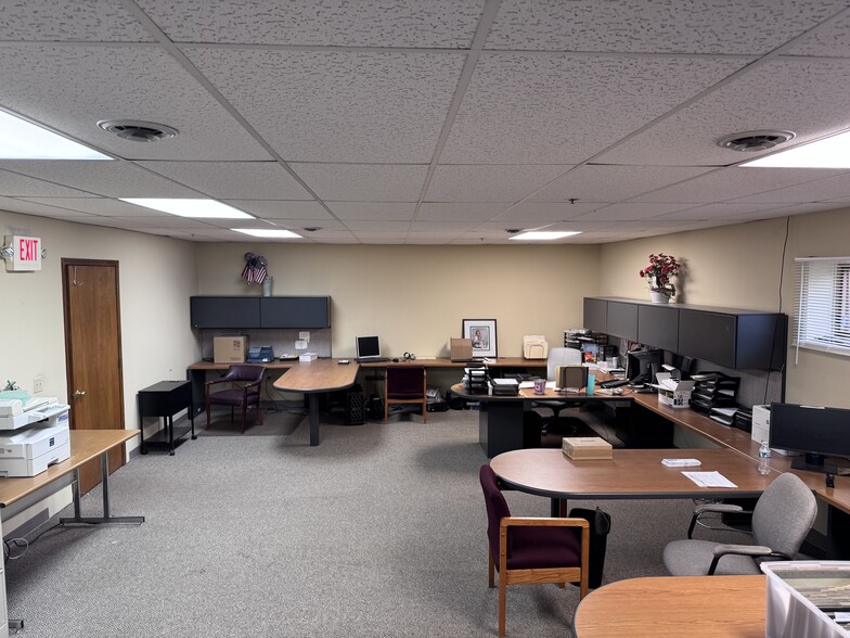 More Photos Of 661 S Main St, Crystal Lake Freestanding For Sale