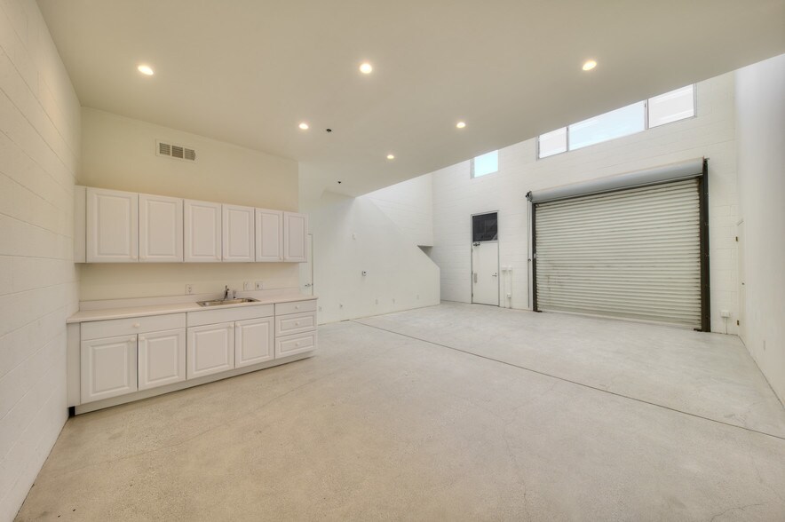 More Photos Of 1633-1639 Electric Ave, Venice Light Manufacturing For Lease