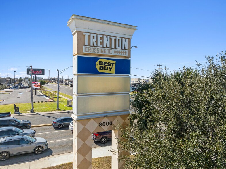 More Photos Of 8012 N 10th St, McAllen Storefront For Sale