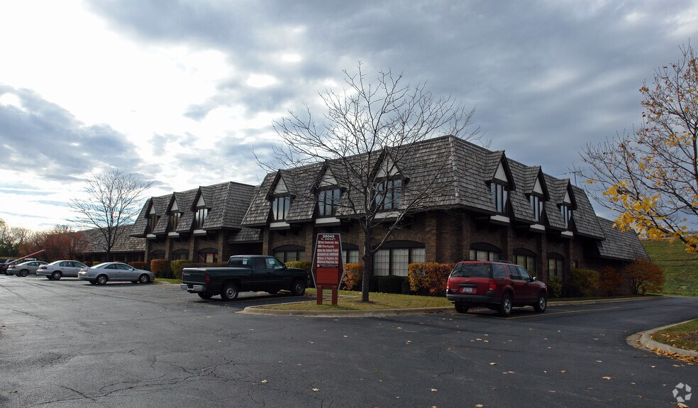 More Photos Of 28045 N Ashley Cir, Libertyville Light Distribution For Lease