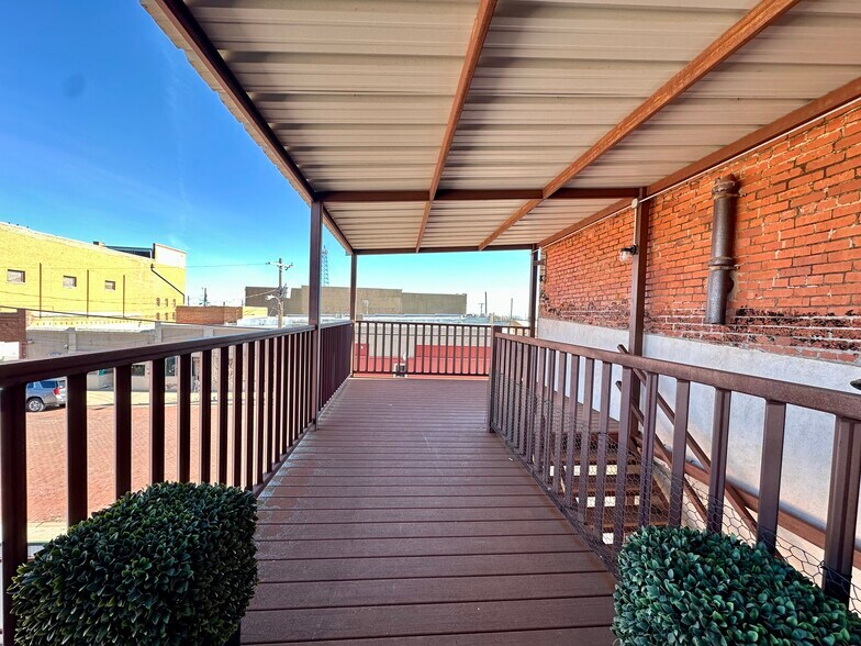 More Photos Of 101 N Waggoner St, Electra Flex For Sale