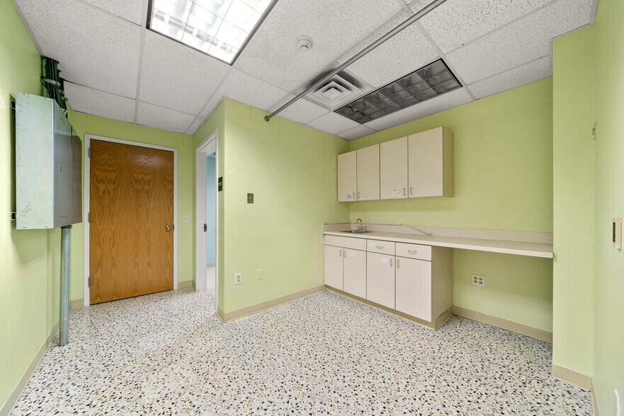 More Photos Of 2083 Center Ave, Fort Lee Medical For Lease