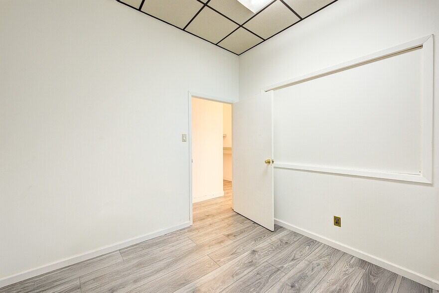 More Photos Of 6110 Flushing Ave, Maspeth General Retail For Lease