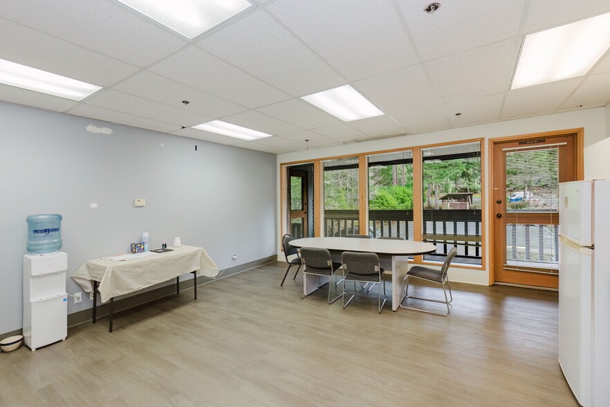 More Photos Of 1040 NE Hostmark St, Poulsbo Office For Sale