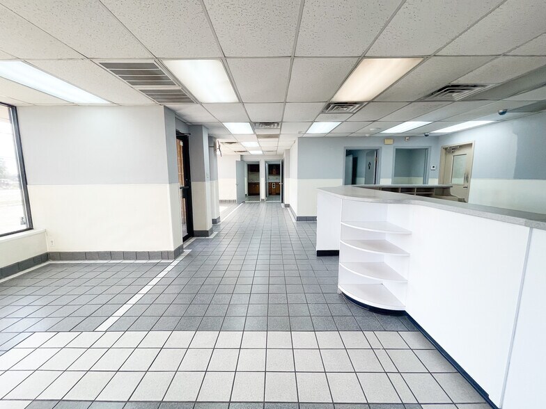 More Photos Of 7902 Slide Rd, Lubbock Veterinarian Kennel For Lease