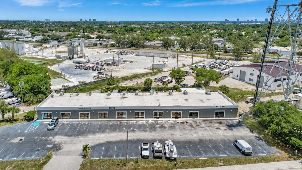 More Photos Of 1125 Old Dixie Hwy, Lake Park Showroom For Lease