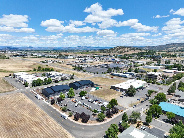 More Photos Of 2016 Commerce, Medford Showroom For Lease
