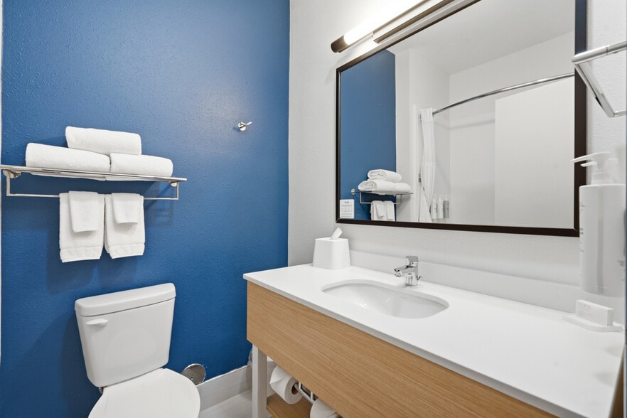 More Photos Of 2705 48th Ave, Moline Hotel For Sale