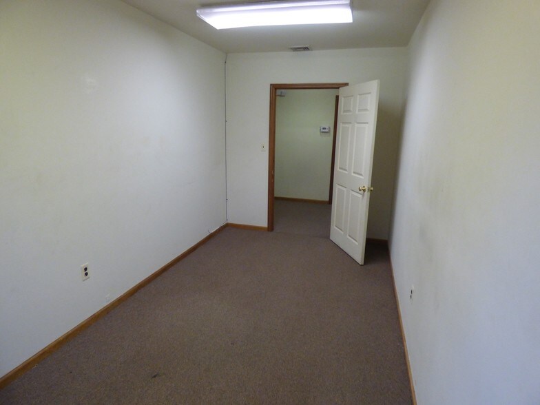More Photos Of 1967 Lincoln Hwy, Edison Office For Sale