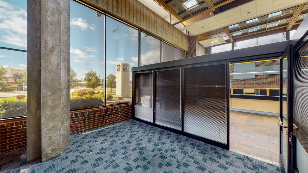 More Photos Of 8801 S Tacoma Way, Tacoma Freestanding For Lease