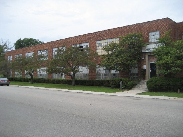 More Photos Of 366-368 Bluff City Blvd, Elgin Manufacturing For Lease