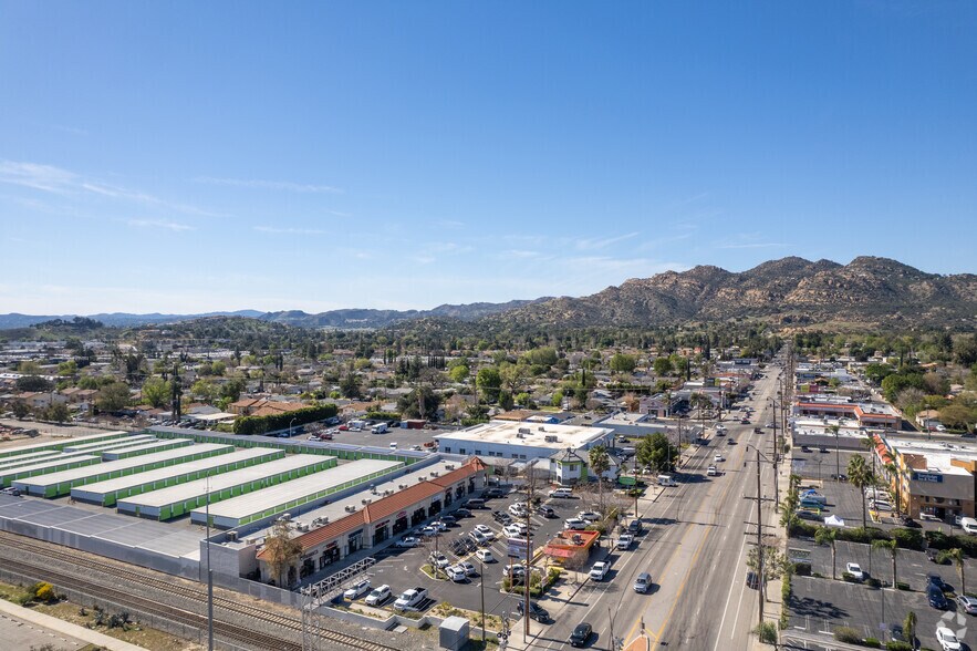 More Photos Of 21514-21534 Devonshire St, Chatsworth Storefront For Lease