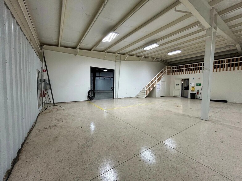 More Photos Of 10549 NW 10th St, Oklahoma City Industrial For Lease