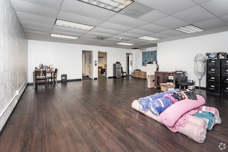 More Photos Of 4444 Union Pacific Ave, Commerce Warehouse For Sale