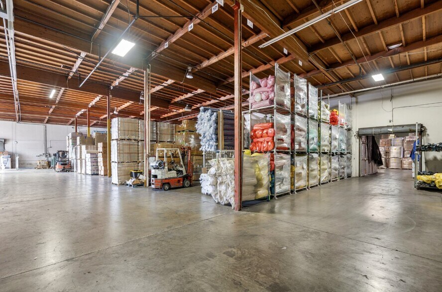 More Photos Of 5717 E Ferguson Dr, Commerce Manufacturing For Lease