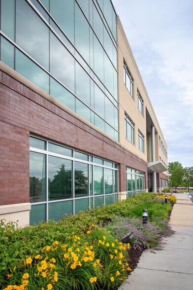 More Photos Of N14W23800 Stone Ridge Dr, Waukesha Medical For Lease