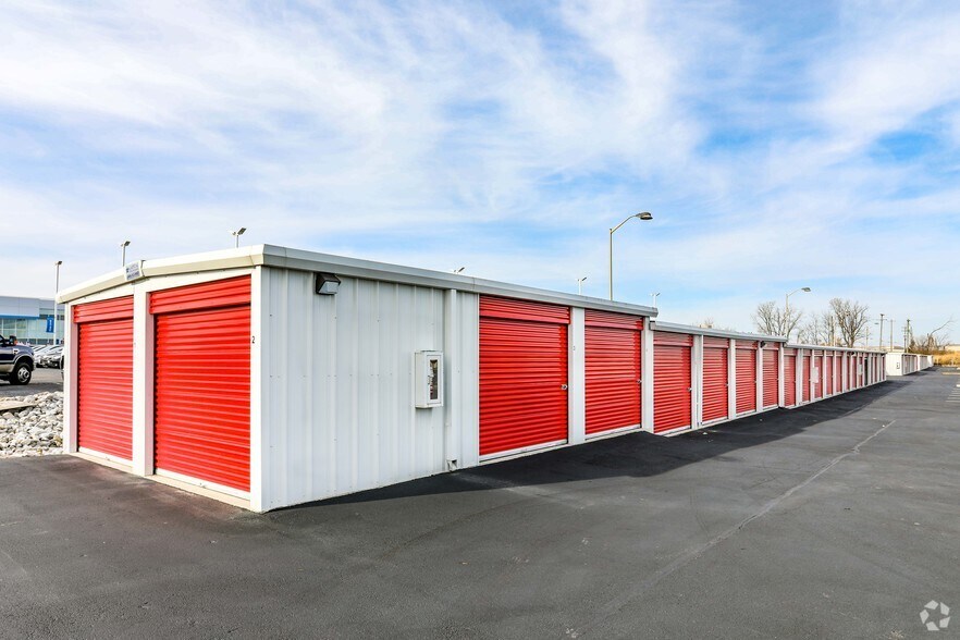 More Photos Of 3784-3800 W Broad St, Columbus Self Storage For Sale