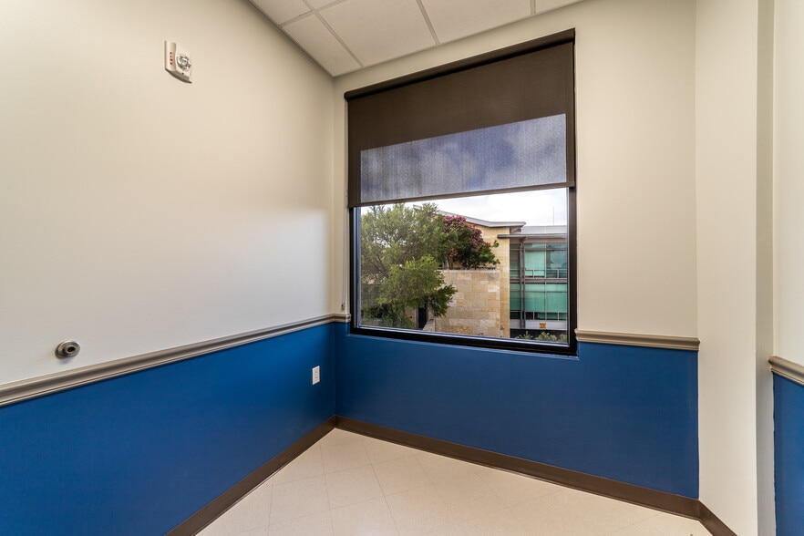 More Photos Of 250 E Basse Rd, San Antonio Medical For Lease