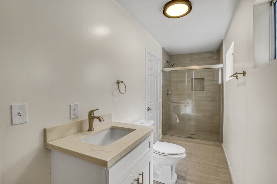 More Photos Of 2947 West Blvd, Los Angeles Apartments For Sale