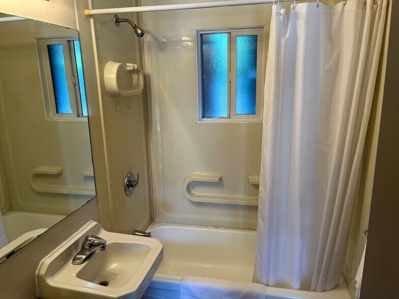 More Photos Of 3355 Skaha Lake Rd, Penticton Hotel For Sale