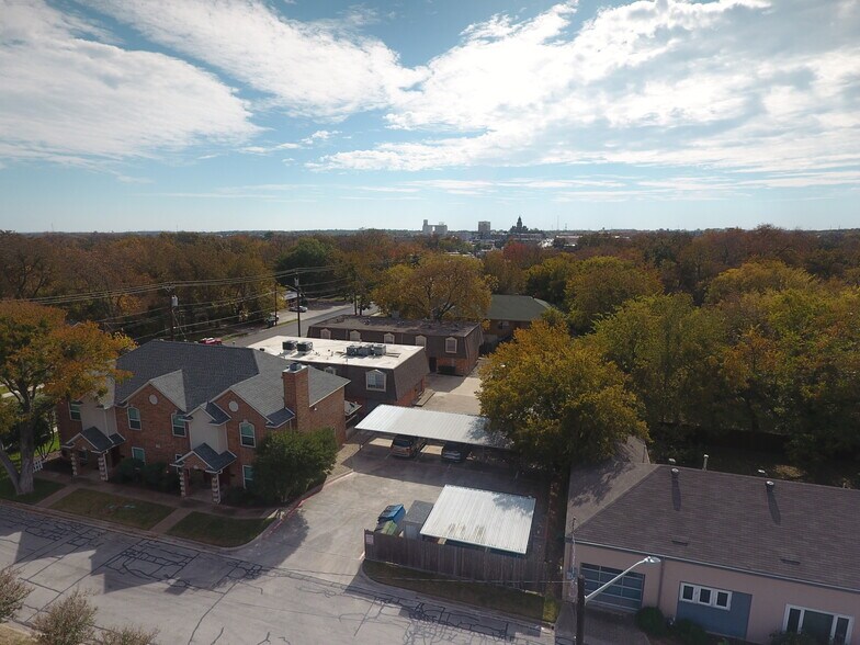 More Photos Of 1005 N Elm St, Denton Office For Lease