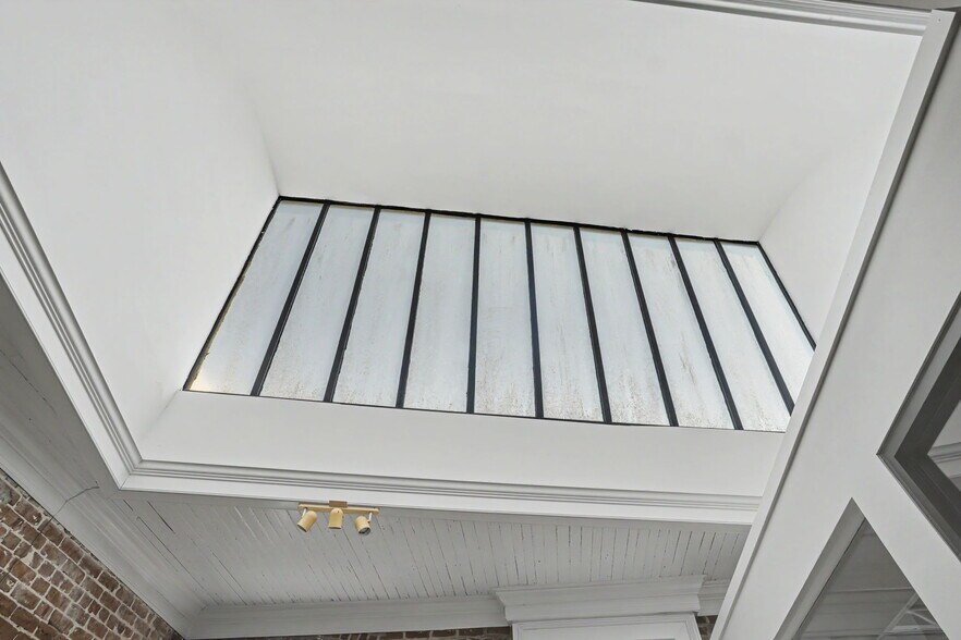 More Photos Of 12 E Bay St, Savannah Storefront Retail Office For Lease